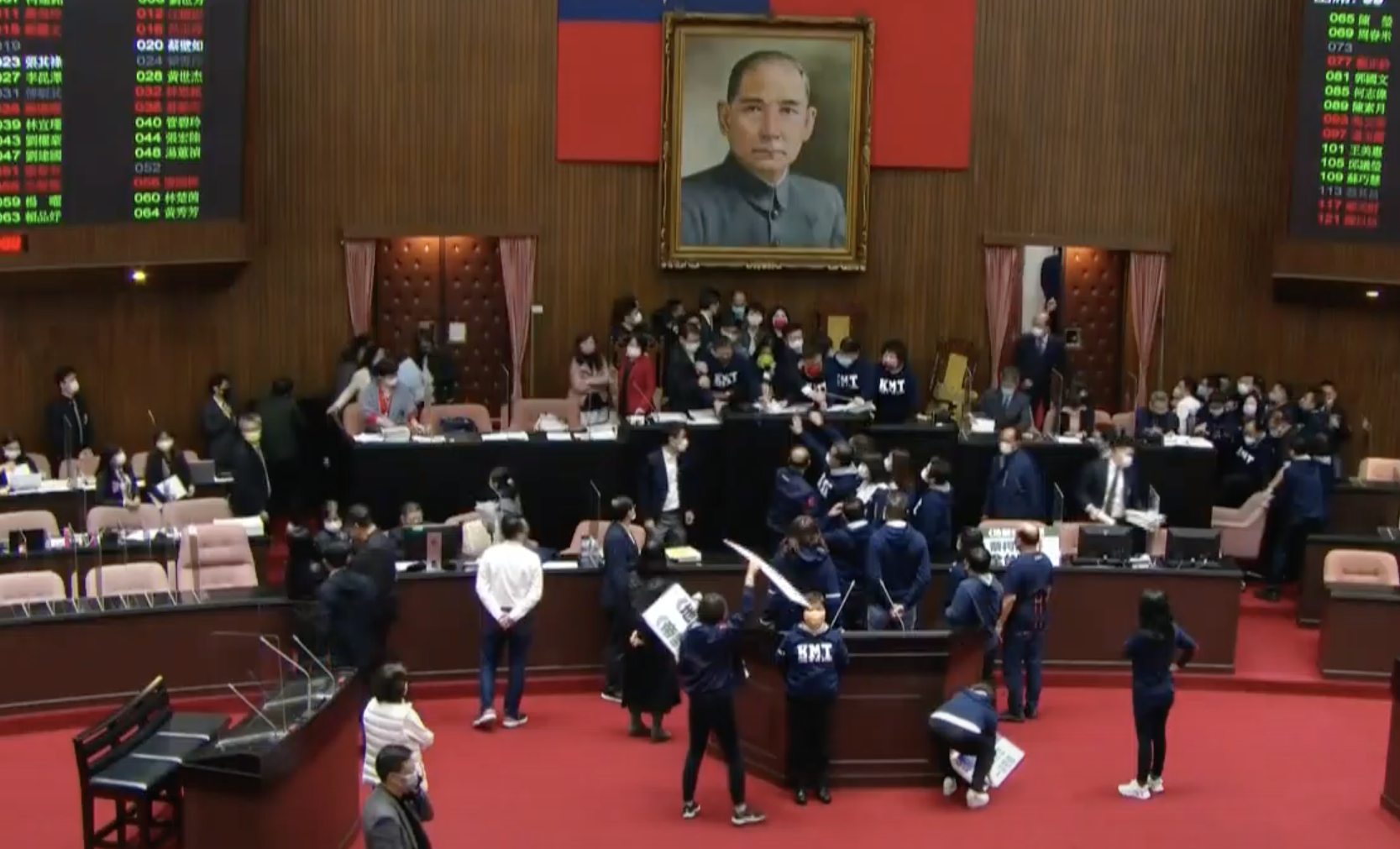 不滿民進黨團提案將地制法修法逕付二讀，國民黨立委24日立院院會佔領主席台杯葛。(林詠青攝)