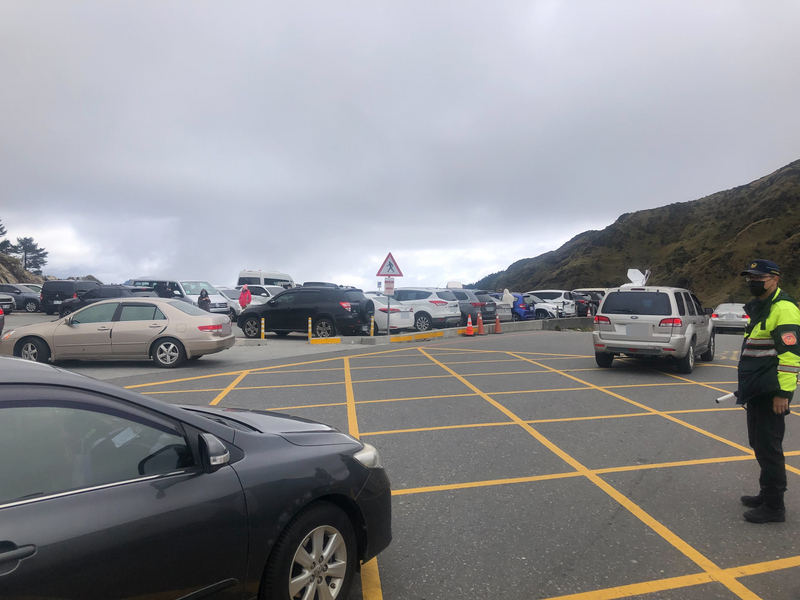 大陸冷氣團南下，合歡山25日一早湧入上山等雪的遊客，警方實施交通疏導管制，以維持車流順暢及民眾交通安全。（警方提供）