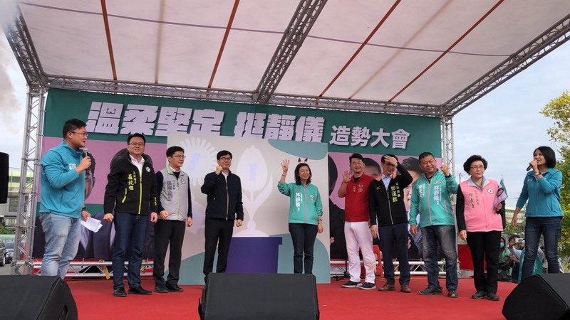 民進黨台中市第2選區立委補選參選人林靜儀(右6)25日在烏日區舉辦大造勢活動，高雄市長陳其邁(左4)、民進黨立委張廖萬堅(左3)、莊競程(左2)及競選總部總幹事陳柏惟(右5)等人現身力挺。 (圖：中央社)