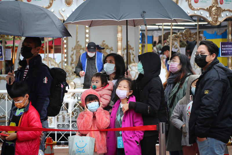 北台灣耶誕節天氣溼冷，中央氣象局進一步發布低溫特報，26日至28日清晨全台都偏冷， (圖：中央社)