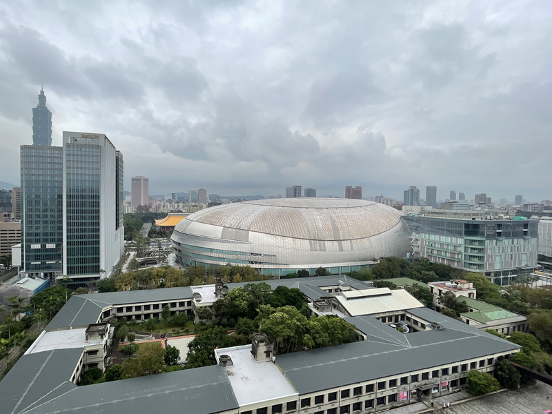 台北市都發局長黃一平表示，大巨蛋案煙控的排煙模擬仍在消防署進行審查。圖為2021年12月24日遠眺台北大巨蛋現況。 (圖：中央社)