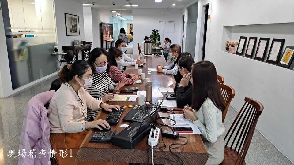 跨部會「物價聯合稽查小組」24日到6家漲價餐飲業者進行現場稽查。(法務部提供)