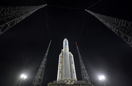 韋伯太空望遠鏡已裝載於阿利安5號（Ariane 5）運載火箭的貨艙，並安置在法屬圭亞那的太空中心發射台上。（NASA）