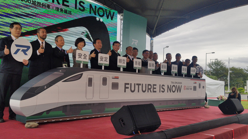 台鐵局26日在台東車站舉辦EMU3000新城際列車首航典禮，行政院長蘇貞昌（左7）、交通部長王國材（左6）等人出席，並在典禮現場向民眾承諾，政府與台鐵局將從人、車、路與制度等四面向落實改革。 (圖：中央社)