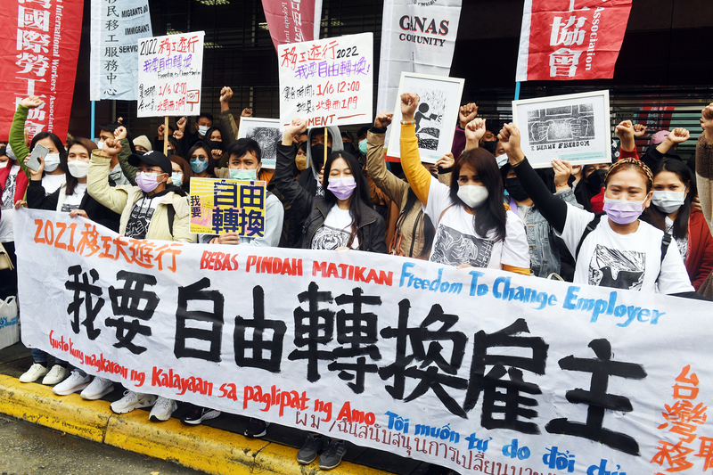 台灣移工聯盟26日在勞動部外舉行記者會表示，預計在民國111年1月16日舉辦移工大遊行，表達想要自由轉換雇主的心聲。 (圖：中央社)