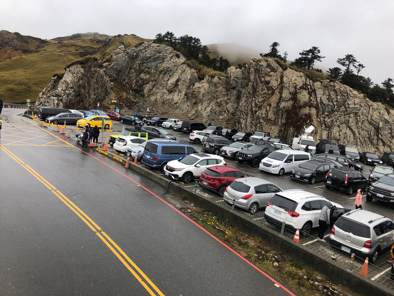 公路總局指出，合歡山區路段可能會因降雪或因低溫路面結冰，為確保用路安全，台14甲線翠峰到大禹嶺路段26日下午5時起預警性封閉。圖為武嶺停車場停滿車輛。（翻攝照片） (圖：中央社)