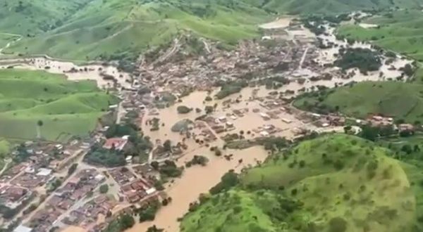 巴西東北部巴伊亞州地方當局25日晚上指出，連日豪大雨導致當地一座水壩崩塌，吞沒早已高漲的河流，並可能引發山洪爆發。(圖取自推特)