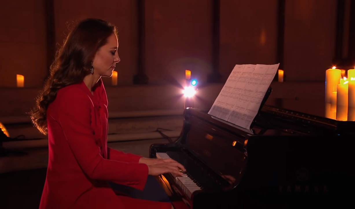 耶誕節獻禮，英國凱特王妃大秀琴藝。 (圖:翻拍自youtube)