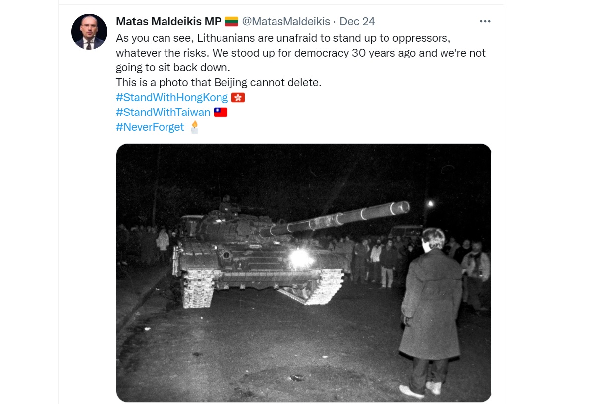 立陶宛友台議員馬爾德基斯（Matas Maldeikis）近日在推特發布當年立陶宛人擋在蘇聯坦克前的照片。 (圖:推特)