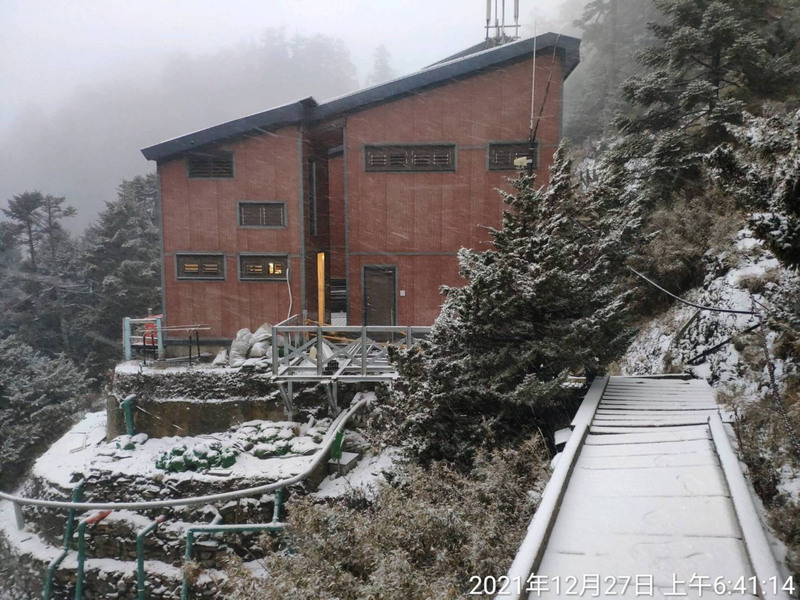 冷氣團發威搭配水氣，海拔高度3952公尺的玉山主峰27日降雪，就連高度3402公尺的排雲山莊（圖）清晨也一片雪白。（玉管處提供）