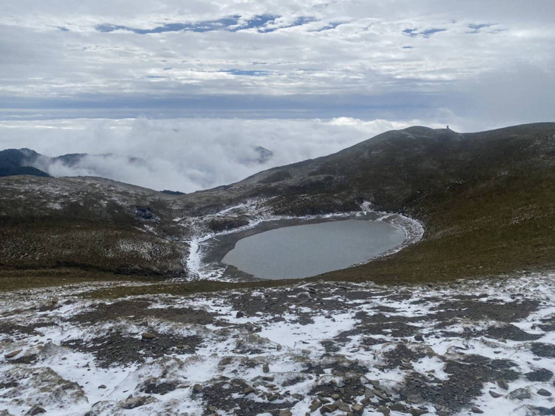 冷氣團發威，「天使的眼淚」嘉明湖27日凌晨下起了雪、冰霰，湖的周圍鑲上白邊，山友看到難得景色都直呼幸運。（熊出沒戶外休閒服務企業社提供） (圖：中央社)