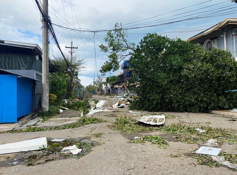 菲律賓受強颱雷伊重創後，57萬多人無家可歸，有地方政府決定發放「房屋重建折價券」，讓災民可以優惠價買到建材。圖為菲國中部宿霧地區災後景象。（僑胞提供） (圖：中央社)