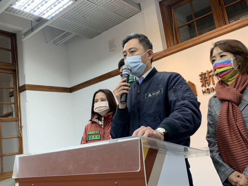 大新竹合併升格議題引發熱議，新竹市長林智堅（右2）27日晚間表示，不會參選2022合併升格後的大新竹市長，希望促成各黨一起支持新竹人對大新竹合併的訴求。(圖：中央社)