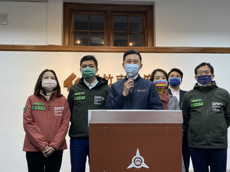 新竹市長林智堅（左3）27日晚間宣布不參選2022「竹竹併」後大新竹市長，對於媒體提問下一步動向，林智堅說，先不討論，現在關鍵是推動修地方制度法，促成大新竹合併升格。(圖：中央社)
