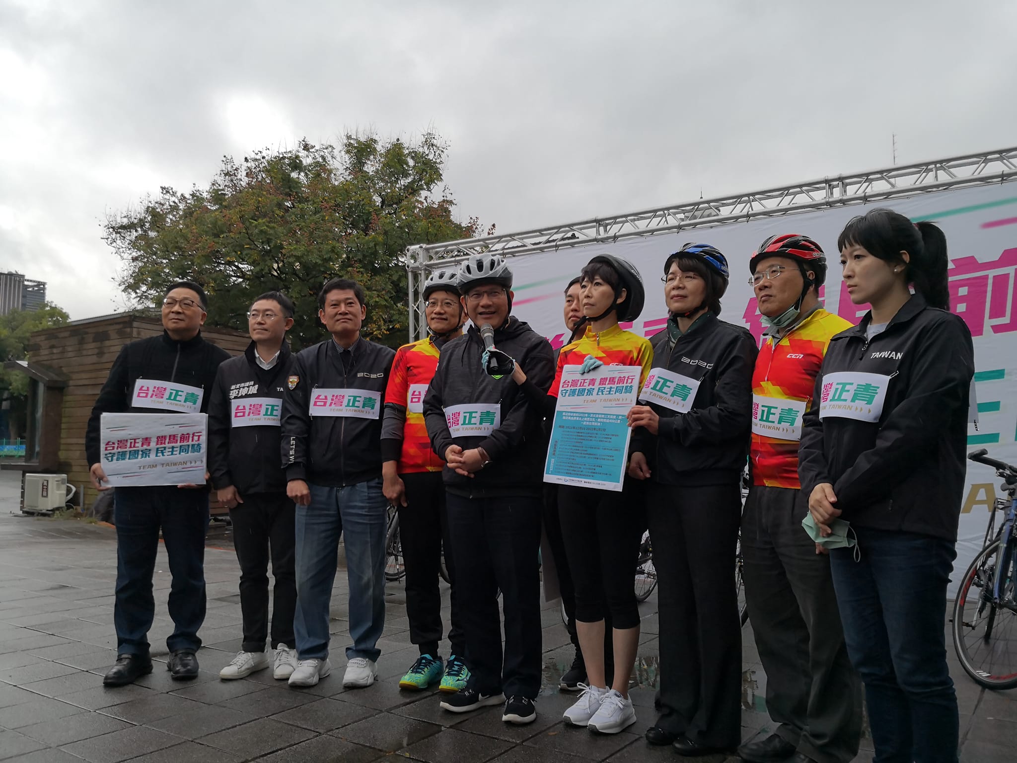 正值全球供應鏈重組之際，外傳蔡英文總統擬增聘一位無任所大使，並且屬意由交通部前部長林佳龍擔任，專責「數位新南向」。林佳龍27日受訪時證實已被徵詢。（劉玉秋攝）