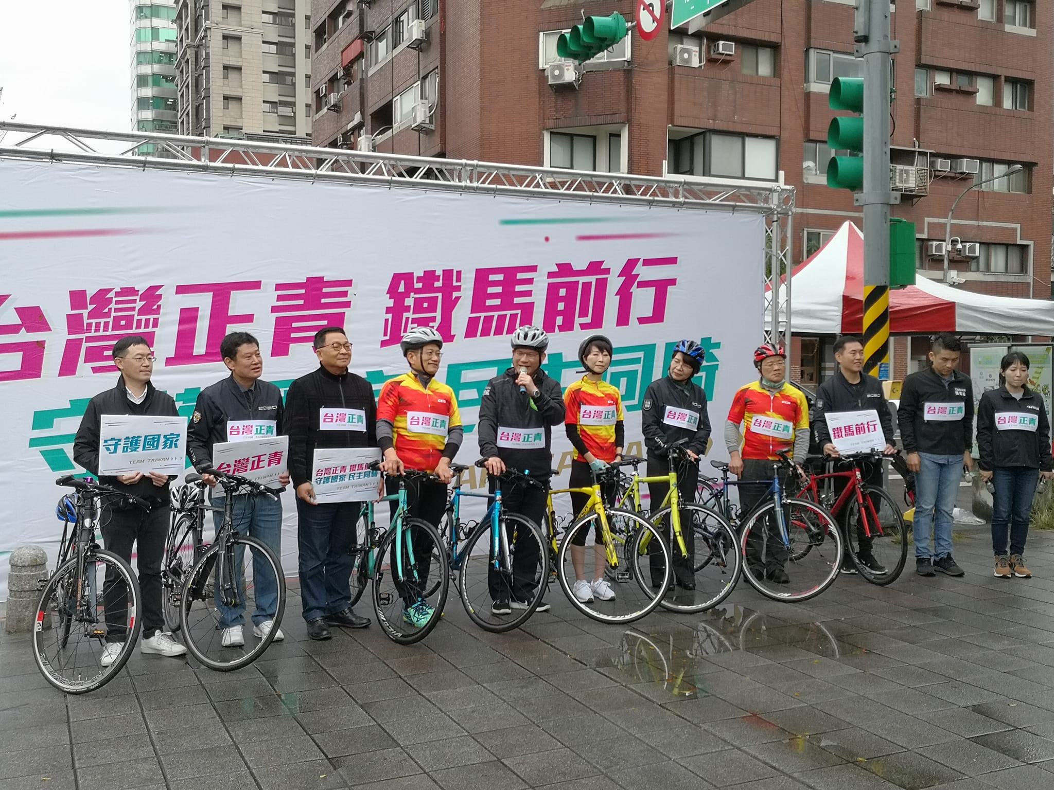 台中第二選區立委補選即將投票，民進黨中二選區候選人林靜儀競選總部主委林佳龍發起鐵馬車隊，由南往北一路集氣，「南氣北補」（劉玉秋攝）