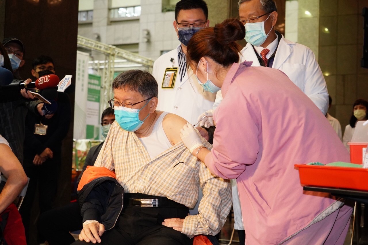 台北市長柯文哲27日帶頭接種第三劑COVID-19疫苗。(北市府提供)