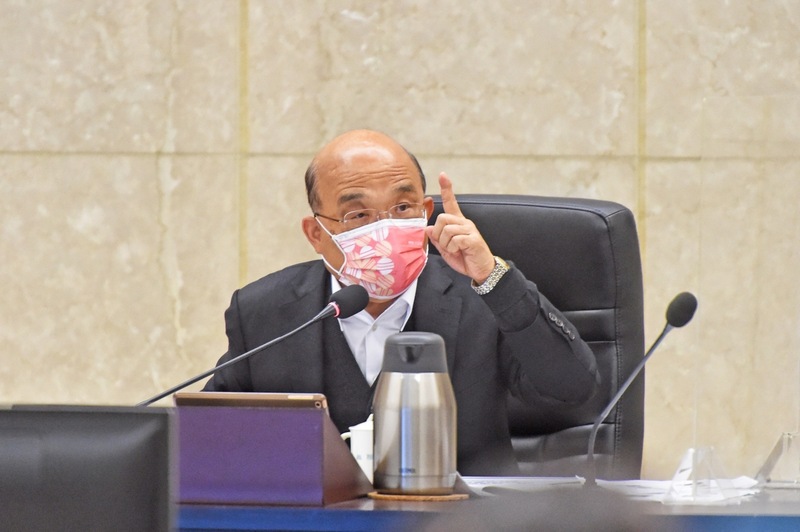 行政院長蘇貞昌27日主持「中央災害防救會報第45次會議」時表示，因應極端氣候的挑戰，請相關部會考量各式變化情況，調整相關法規及災害應變機制。（行政院提供） (圖：中央社)