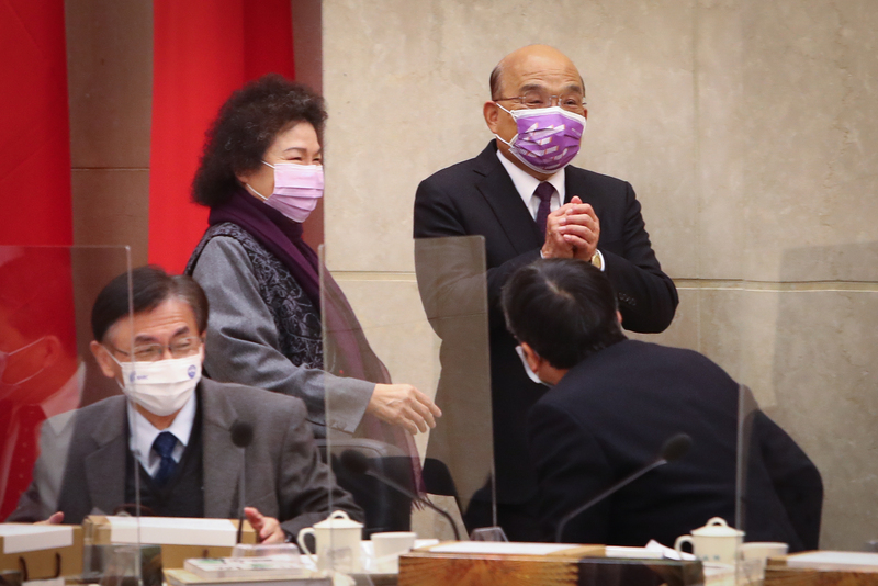 監察院長陳菊（後左）28日率監察委員至行政院進行巡察，行政院長蘇貞昌（後右）出席向監委們拱手致意。 (圖：中央社)
