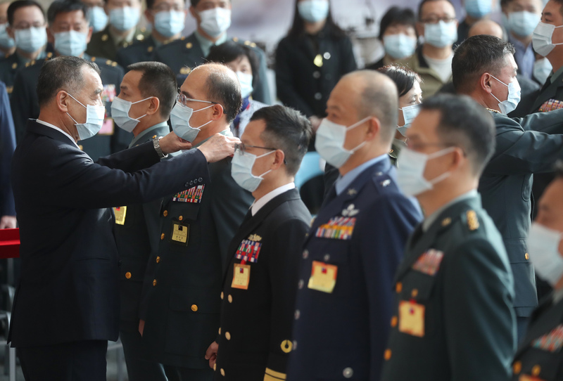 「民國111年上半年陸海空軍將官晉任布達暨授階典禮」28日上午在國防部舉行，國防部長邱國正(前左)為晉任將官授階。(圖：中央社)