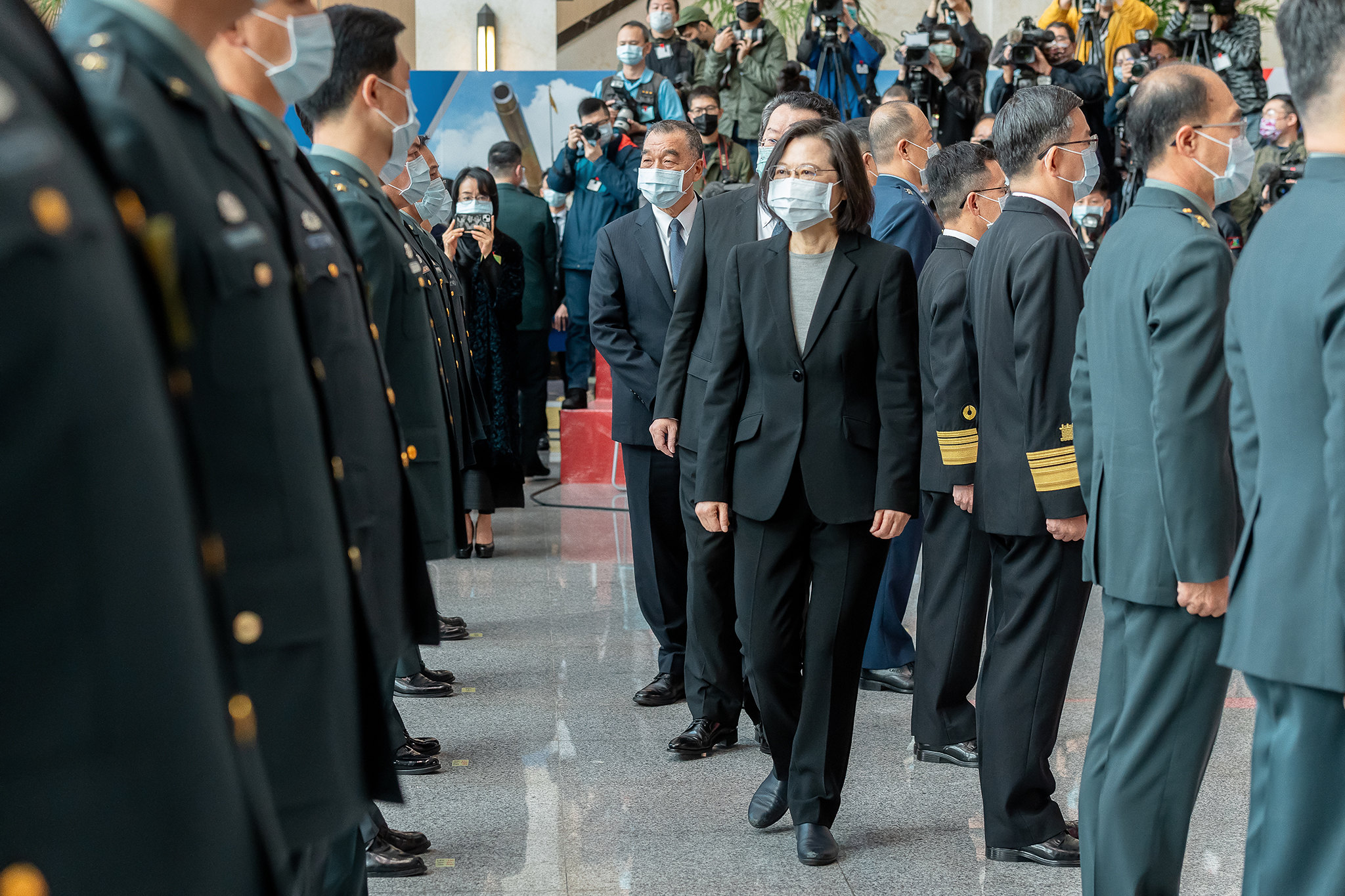 蔡英文總統28日出席111年上半年陸海空軍將官晉任布達暨授階典禮。 (圖:總統府)