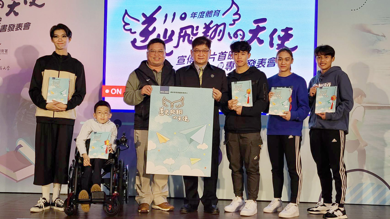 總統教育獎體育類獲獎選手謝祥銨(左一)、孫翊倫(左二)、林欣卉(右一)、胡鑫(右二)、林崇佑(右三)，以自身生命經歷，和大眾分享他們如何衝破逆境、克服困難，在體育領域中勇敢逐夢。(江昭倫 攝)