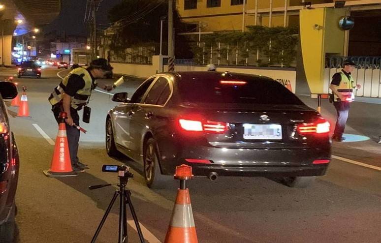 道交條文修正草案研擬修法提高酒駕罰則，除酒駕遭吊銷駕照後，需安裝酒精鎖才能重新考照外，未安裝酒精鎖的罰鍰也將提高至新台幣3萬元以上。圖為警方加強取締酒駕。(警政署提供)