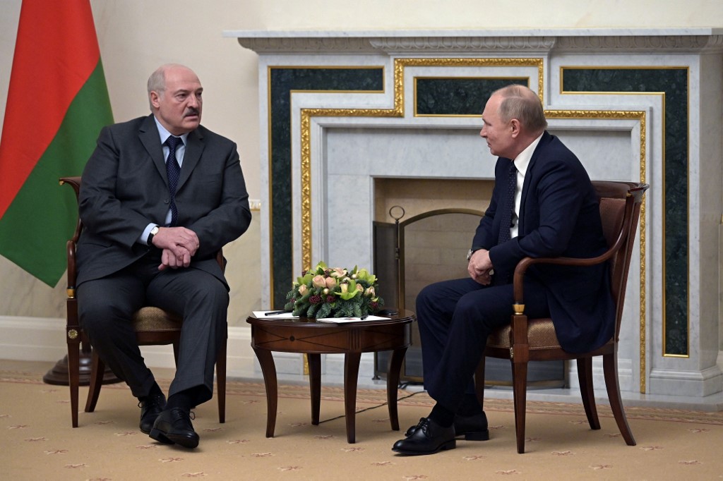 圖為去年12月俄羅斯總統蒲亭(Vladimir Putin)與白俄羅斯總統魯卡申柯(Alexander Lukashenko)會晤。(AFP)