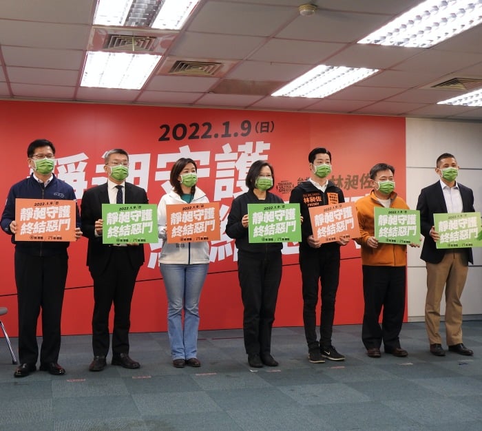 台中中二立委補選與台北立委林昶佐罷免案投票進入倒數，民進黨中央今天(29日)於中常會後，為民進黨立委補選候選人林靜儀與立委林昶佐「雙林」造勢。（劉玉秋攝）