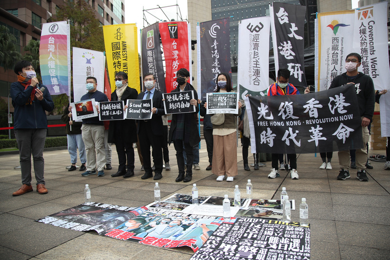 香港網媒立場新聞高層或前高層等6名人員，29日遭香港國家安全處人員拘捕。香港邊城青年30日聯合公民團體召開「聲援香港新聞自由 抗議極權清算立場」記者會，對港府嚴重侵犯新聞自由表達抗議。 (圖：中央社)