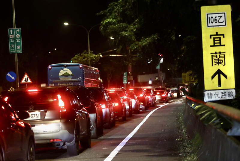 除夕國道部份路段易塞車，圖為國道5號。(資料照片／中央社)