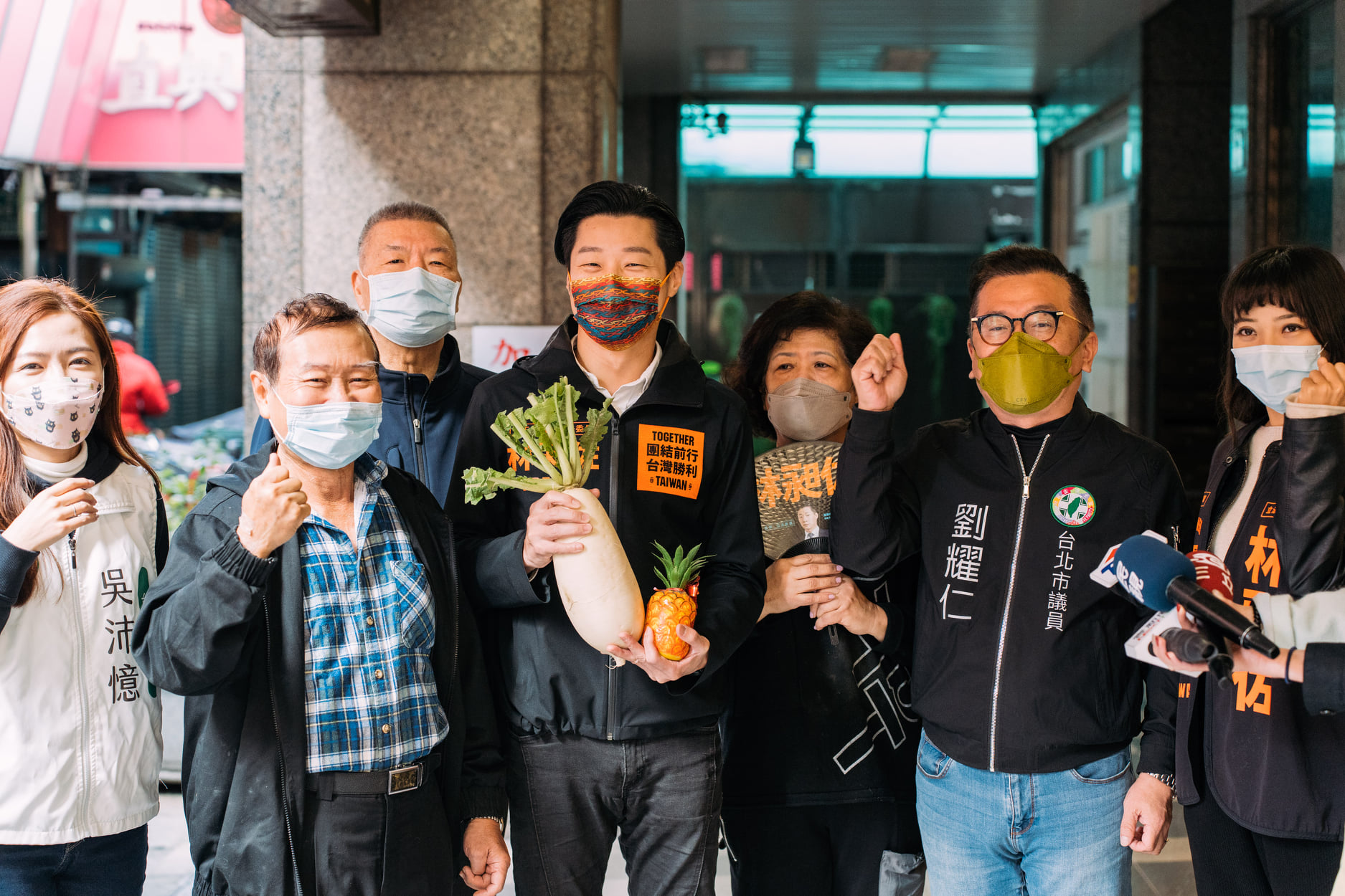 中正萬華立委林昶佐(中)憂心韓國瑜辦大型活動恐助長罷免方動員能量。圖：（林昶佐辦公室提供）