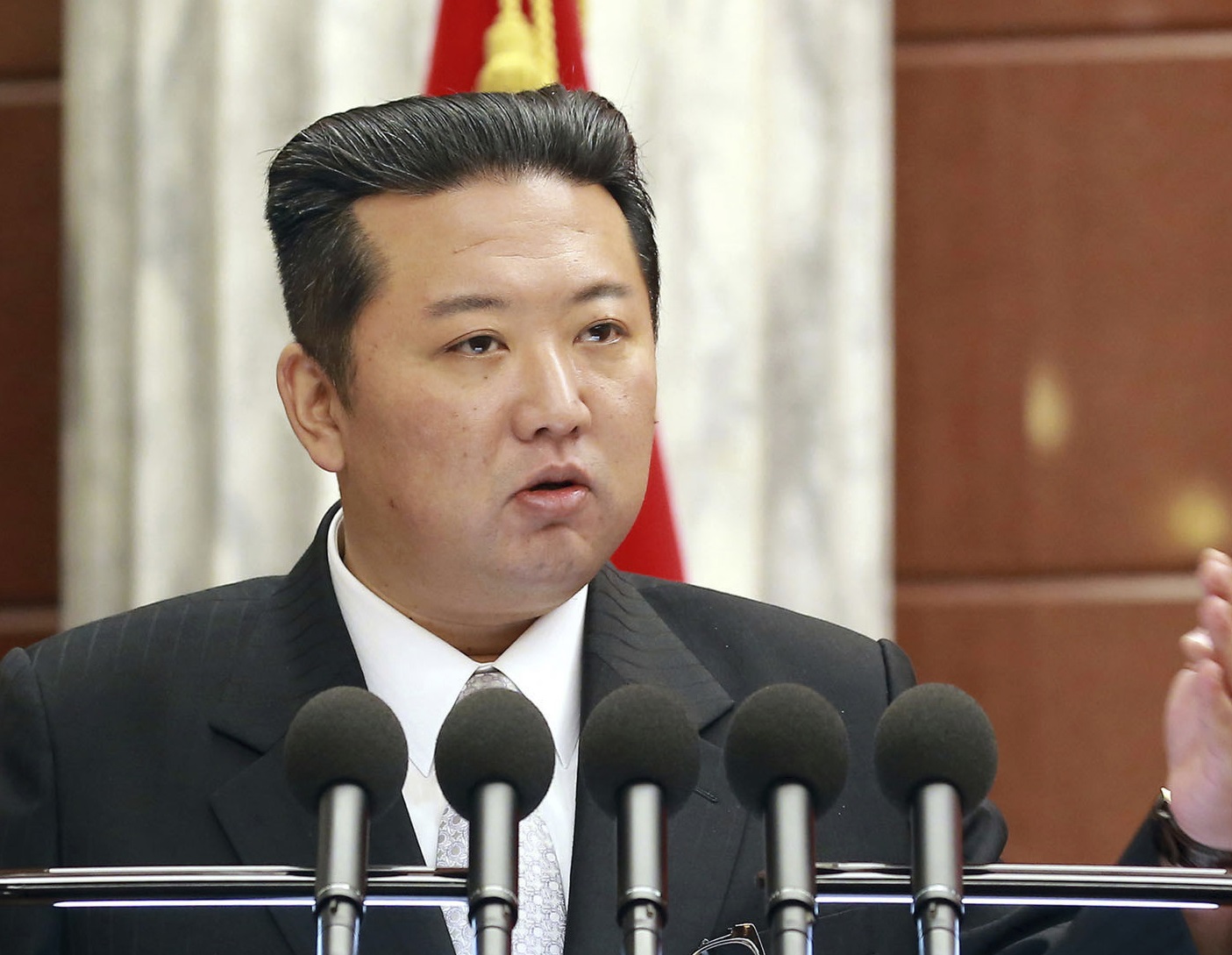 金正恩主持勞動黨會議，瘦了一大圈再度引發議論。 (AP/達志影像)