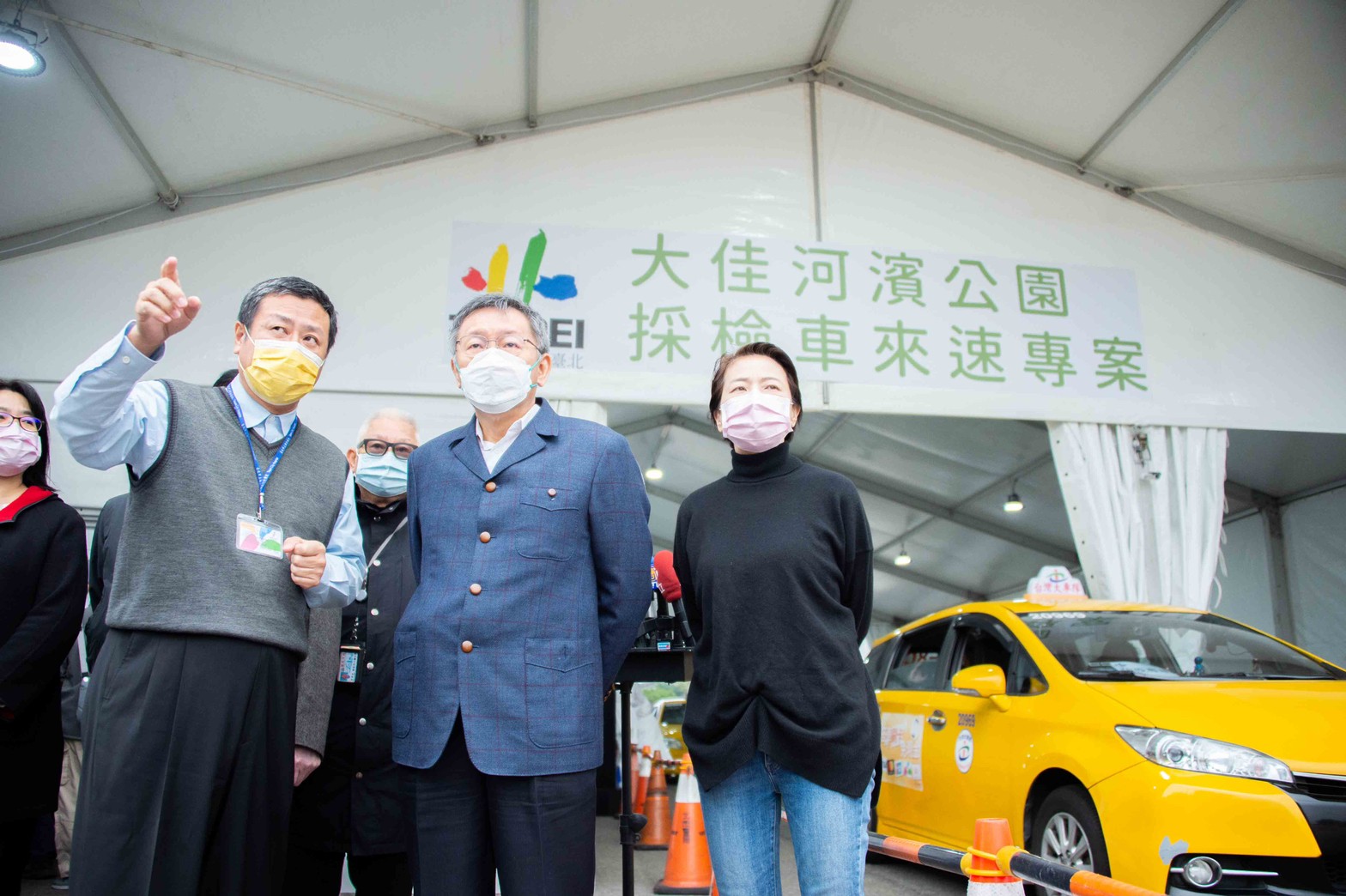 台北市長柯文哲(右二)、副市長黃珊珊(右一)31日上午前往大佳河濱公園「車來速」專案採檢站視察。(北市府提供)