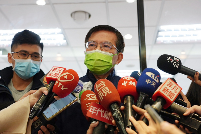 交通部長王國材（右）受訪。(資料照片/中央社)