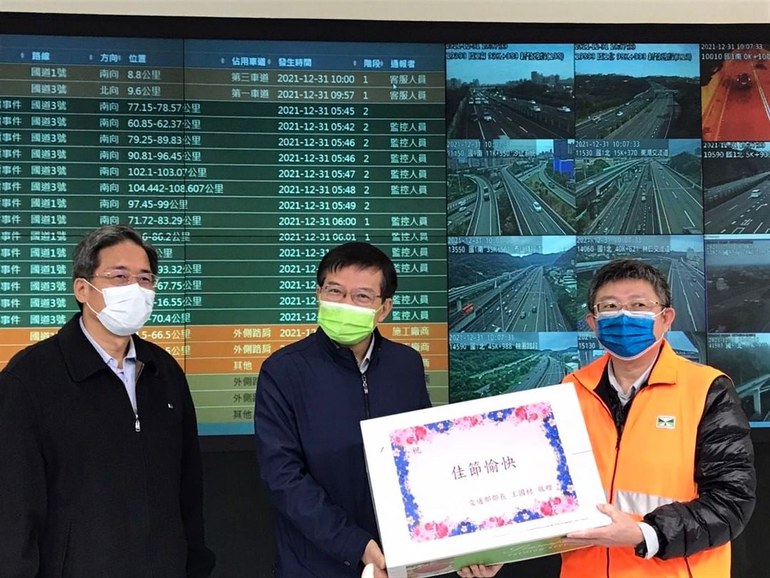 交通部長王國材(中)今天(31日)上午在高公局局長趙興華陪同下，前往高公局北區交通控制中心視察，瞭解國道疏運整備情形。(高公局提供)