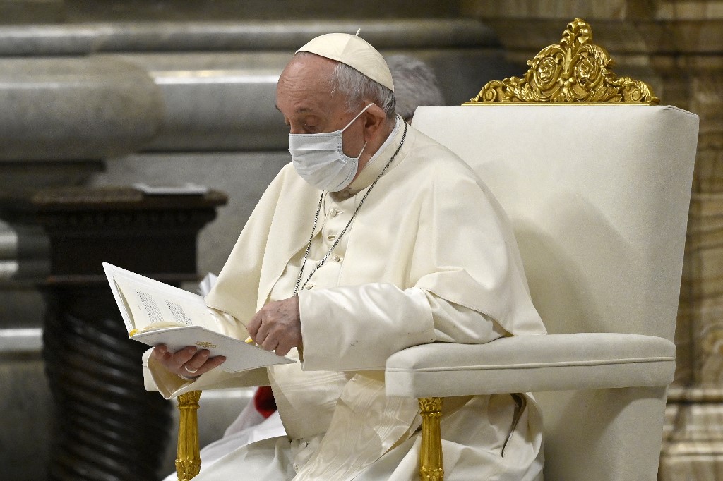 天主教教宗方濟各(Pope Francis)31日出席梵蒂岡聖彼得大教堂的除夕晚禱。(AFP)