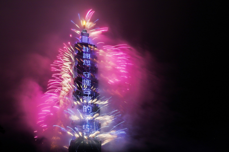 喜迎2022年，各界矚目的台北101跨年煙火秀總時程360秒，讓民眾大飽眼福，也藉由一年一度的重大活動向防疫英雄致敬。 (圖：中央社)