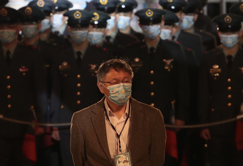 元旦升旗典禮1日在總統府前舉行，台北市長柯文哲直接被安排至活動場地就位，一度獨自站在貴賓區，引起關注。 (圖：中央社)