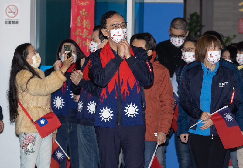 國民黨1日在中央黨部前廣場舉辦中華民國111年元旦升旗典禮，黨主席朱立倫（前中）出席，向眾人拱手致意。 (圖：中央社)
