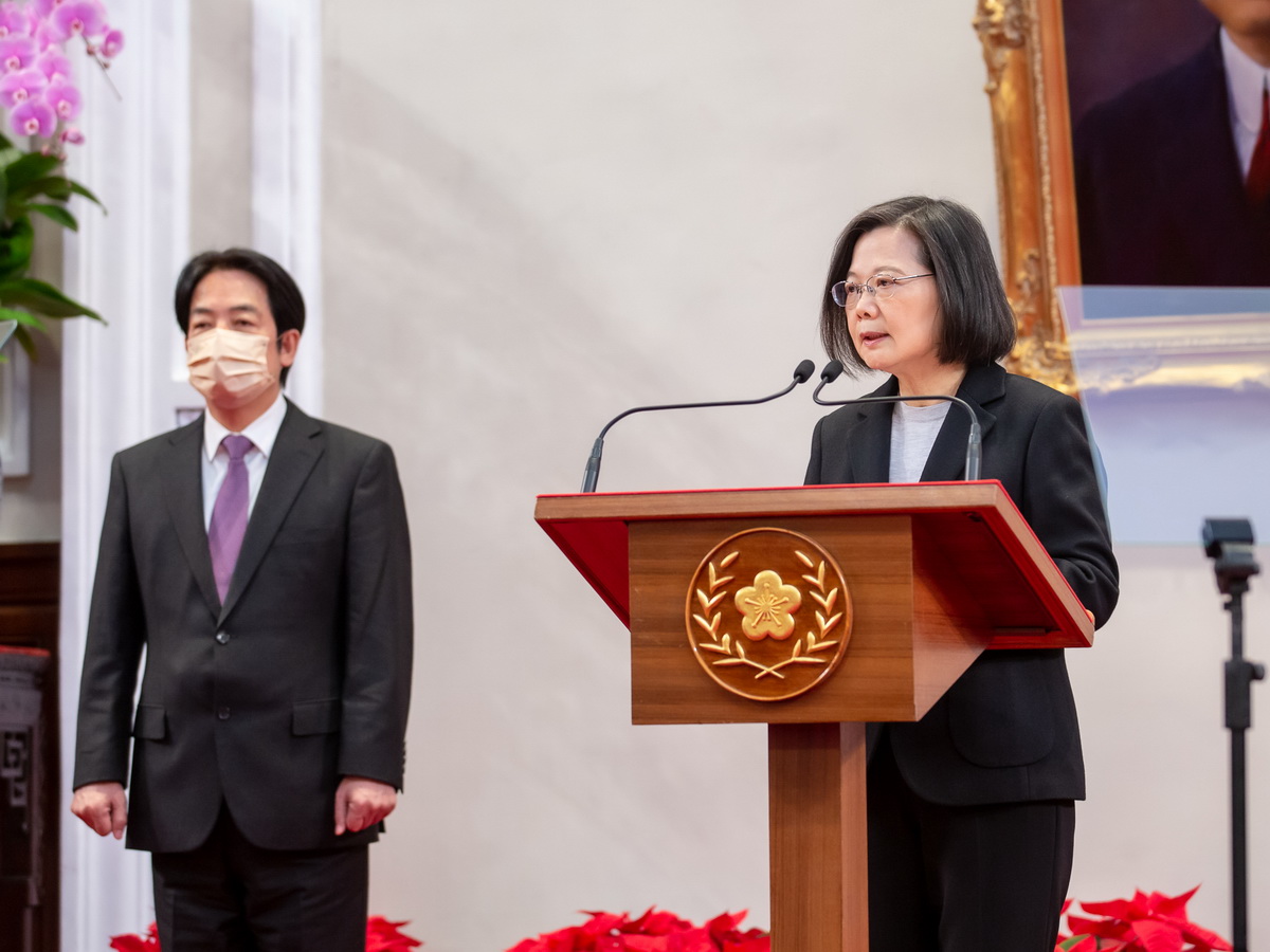 蔡英文總統(右)1日發表新年談話，揭示政府持續走向世界、維持經濟發展動能、鞏固社會安全體系、堅守國家主權的穩健執政四大主軸，圖左為副總統賴清德 (總統府提供)