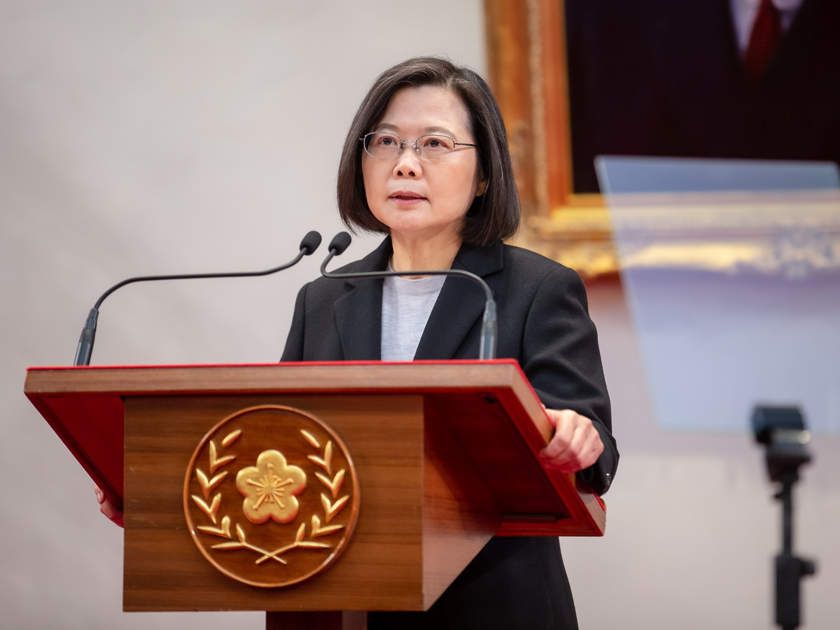 蔡英文總統1日發表新年談話，針對兩岸關係，總統強調軍事絕非解決兩岸分歧選項，提醒北京當局不要誤判情勢，更要防止內部軍事冒進主義的擴張 (總統府提供)