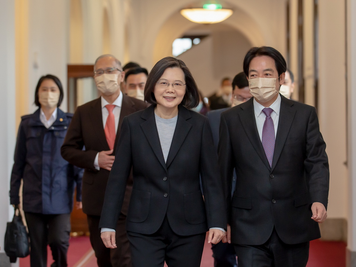 蔡英文總統(中)1日上午在總統府發表2022新年談話，副總統賴清德(右)、總統府祕書長李大維(左二)陪同出席 (總統府提供)