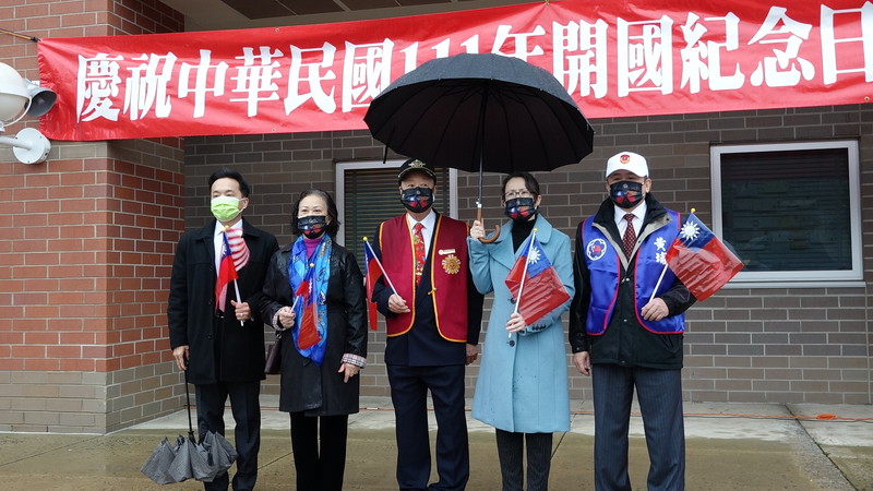 華府僑界美東時間1日不畏疫情與風雨，舉行2022年元旦升旗。駐美代表蕭美琴（右二）受邀出席。 (圖：中央社)