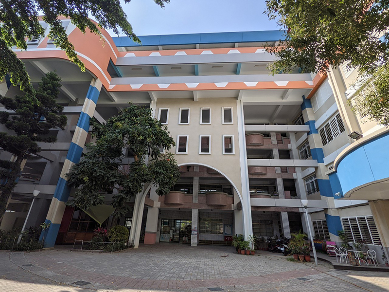 高雄市加昌國小行善樓採用擴柱與獨立基腳進行補強，強化校舍耐震能力，並運用仿石漆修飾外牆，以水藍、粉橘與象牙白色搭配，讓老舊校舍搖身一變，成為繽紛又童趣的校舍。（國教署提供）