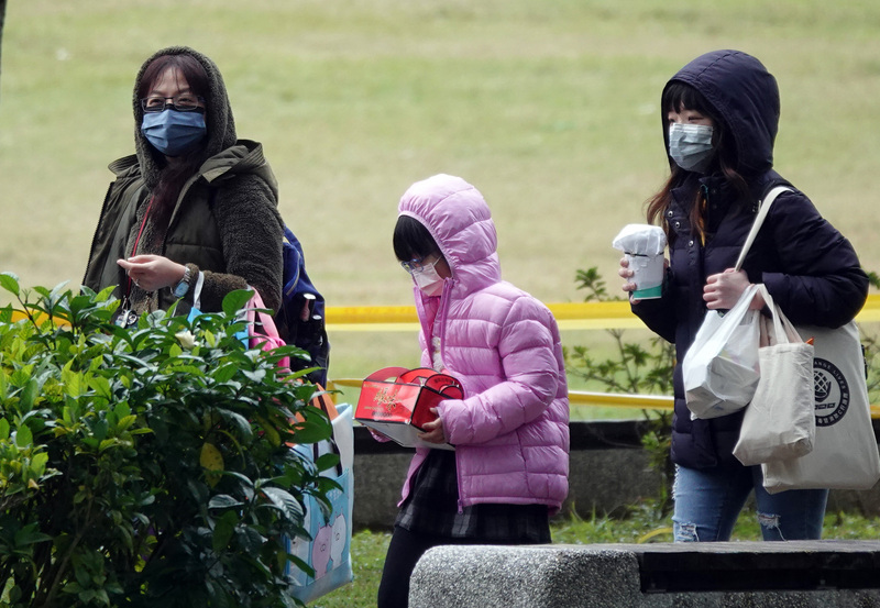 中央氣象局今天(3日)表示，2022年開工第一周前3天氣溫可望逐日回升；但是周四起，隨著鋒面通過，東北季風也會再度增強，氣溫也會再度轉涼。(圖：中央社)