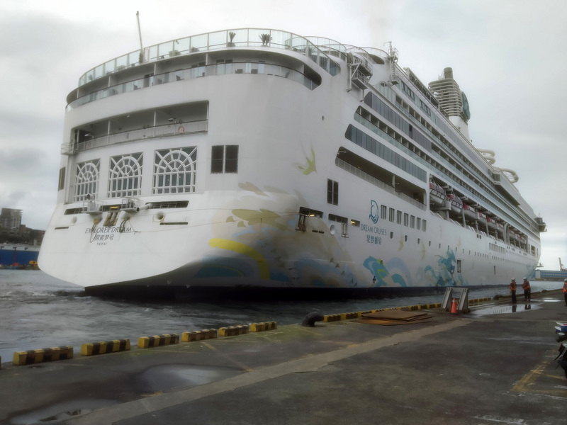 郵輪「探索夢號」（圖）在跨年迎曙光時曾經重新啟航，並展開跳島旅遊，但最終仍不敵疫情衝擊，宣告自1月中停航到3月底。 (資料照片／中央社)