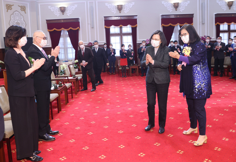 總統蔡英文（前右2）3日上午在總統府接見「第29屆中華建築金石獎得獎企業與地方政府獲獎單位代表」，由金石獎活動委員會主任委員、立法委員管碧玲（前右1）陪同介紹與會貴賓。 (圖：中央社)