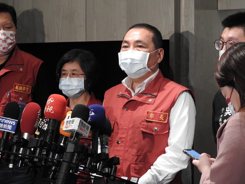 針對台北、桃園傳本土疫情，新北市長侯友宜4日表示，將緊盯防疫旅館，防疫計程車落實感控。 (資料照片／中央社)