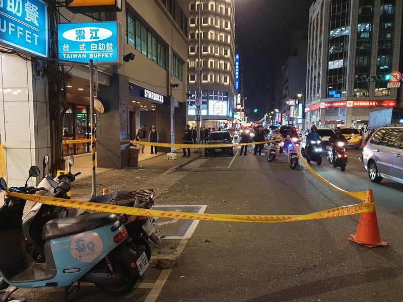 台灣東部海域3日下午5時46分發生芮氏規模6.0地震。台北市中山區1處建物（圖）和北檢都傳出有磁磚掉落案件。（翻攝照片） (圖：中央社)